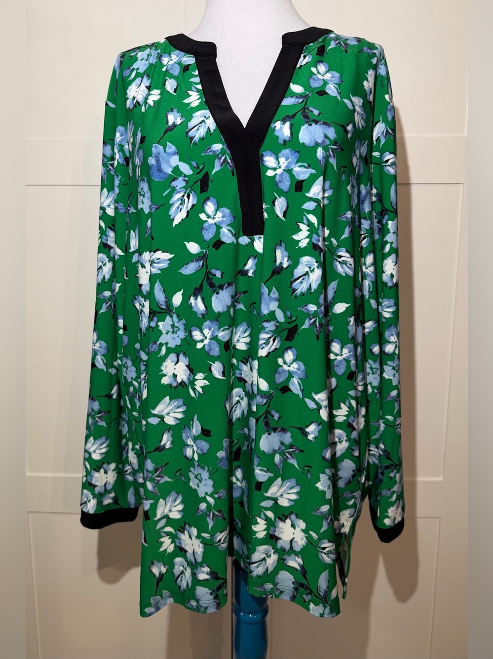 Anne Klein Green Floral V-Neck Tunic with Black Trim